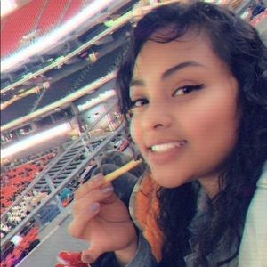 Meet your Posher, Roxana